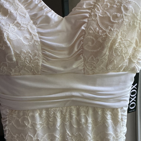 XOXO sleeveless ruched bodycon dress with lace details on the front. - Picture 4 of 8